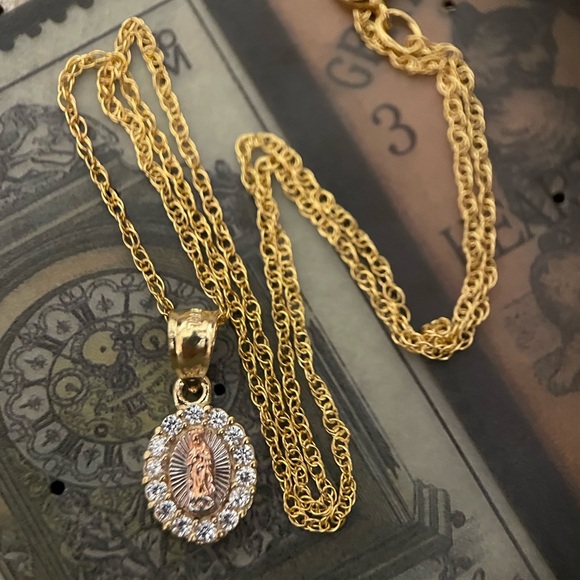 Zales Jewelry - NEW 10kt solid gold Virgin Mary lady Guadalupe oval pendant necklace